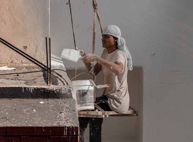 Muro y valla de un jardín pintados con pintura de exterior en Vigo