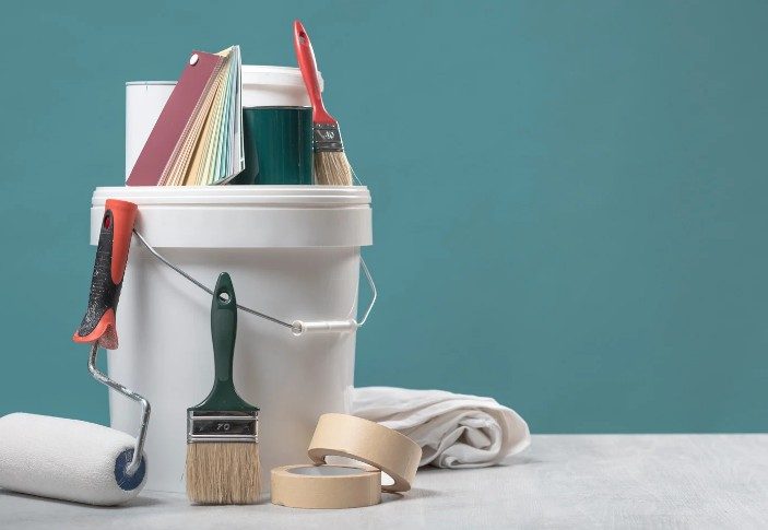 Retirada de restos de pintura seca de una superficie durante una obra en Vigo