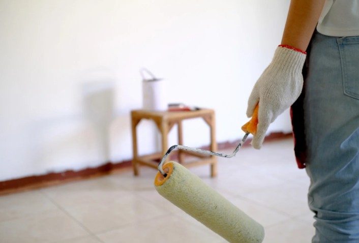 Inspección de una mancha de humedad en la pared de una vivienda de Vigo antes del invierno