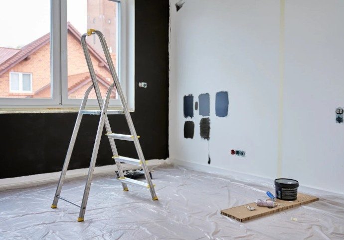 Aplicación de pintura con rodillo en el interior de una vivienda de Vigo