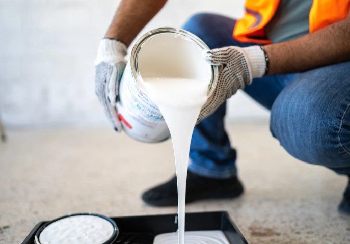 Pared interior lisa preparada para recibir pintura plástica en una vivienda de Vigo