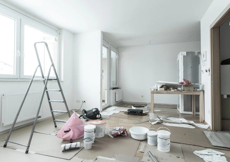 Apartamento turístico vacío recién pintado con el material de pintura recogido sobre el suelo protegido