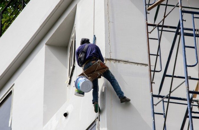 Estructura metálica protegida con pintura intumescente en una nave de Vigo